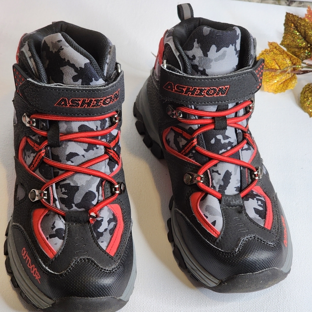 Outdoor Hiking Shoes - Black and Red
